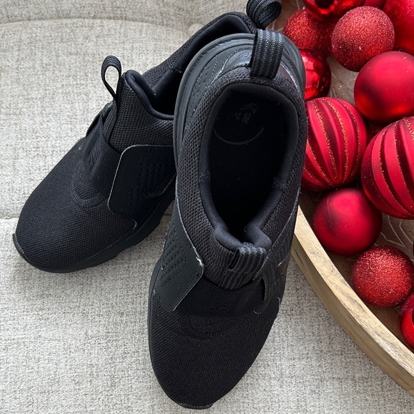 Nike Women’s Black Slip-On Sneakers Size 9.5 Lightweight Athletic Comfort Shoes - Picture 2 of 8